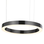 Lampa wisząca Circle 60+80 w kolorze czarnym z tytanowym wykończeniem. Okrągły kształt z wbudowanym oświetleniem LED (72W). Zawieszona na cienkich linkach, z białym obrzeżem emituje miękkie światło. Idealna do nowoczesnych wnętrz.