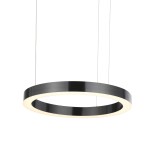 Lampa wisząca Circle 60+80 w kolorze czarnym, wykonana z metalu, o okrągłym kształcie. Wyposażona w diody LED o mocy 72W, z białym pierścieniem świetlnym. Zawieszona na cienkich linkach, widoczna z boku. Idealna do nowoczesnych wnętrz.