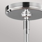 Lampa wisząca Paulson IP44 z chromowanym wykończeniem, z widocznym detalem mocowania i regulowaną długością. Ujęcie z dołu, ukazujące sufitowy element montażowy oraz błyszczący, metaliczny wygląd.