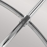 Lampa wisząca Paulson IP44 z chromowanym wykończeniem, z sześcioma miejscami na żarówki G9. Ujęcie z bliska na elementy konstrukcyjne, ukazujące lśniący metal i precyzyjne połączenia. Tło w neutralnym odcieniu.