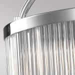Lampa wisząca Paulson IP44 z chromowanym wykończeniem, sześcioma oprawami G9 i prążkowanym kloszem ze szkła, zamontowana w górnej części. Klosz ma cylindryczny kształt, a jego faktura odbija światło.