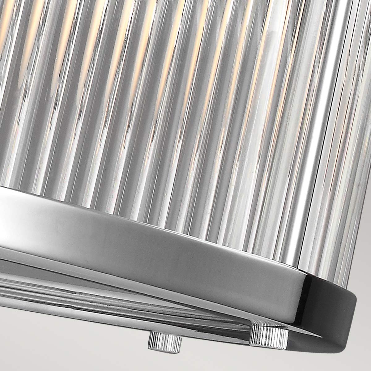 Lampa wisząca Paulson IP44 z chromowanym wykończeniem, z sześcioma gniazdami G9. Cylindryczny klosz z poziomymi, szklanymi rowkami, z metalową podstawą. Widok z góry, podkreślający detale i strukturę materiału.