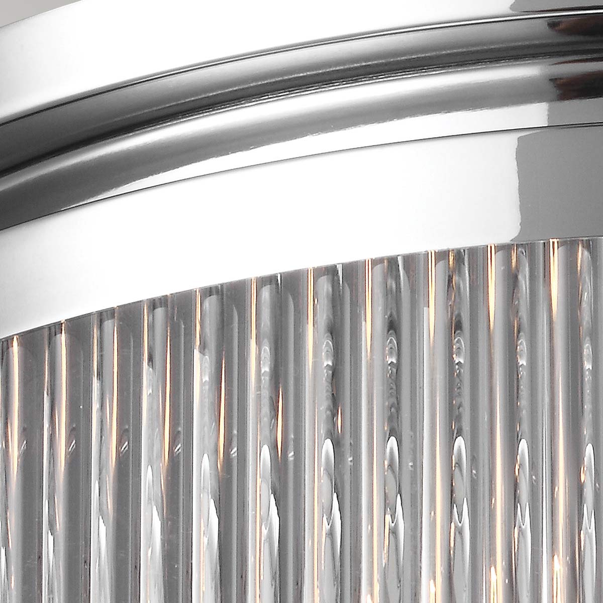 Plafon Paulson M IP44 w kolorze chromu, z przezroczystym kloszem o pionowych żłobieniach, przeznaczony na 4 żarówki G9. Ujęcie z bliska, ukazujące detale wykończenia oraz fakturę klosza.