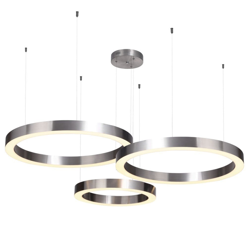 Lampa wisząca Circle 40+60+60 w kolorze niklowym z trzema okrągłymi pierścieniami, oświetlenie LED, pilot do sterowania. Zawieszona na cienkich linkach, z górnym mocowaniem sufitowym.