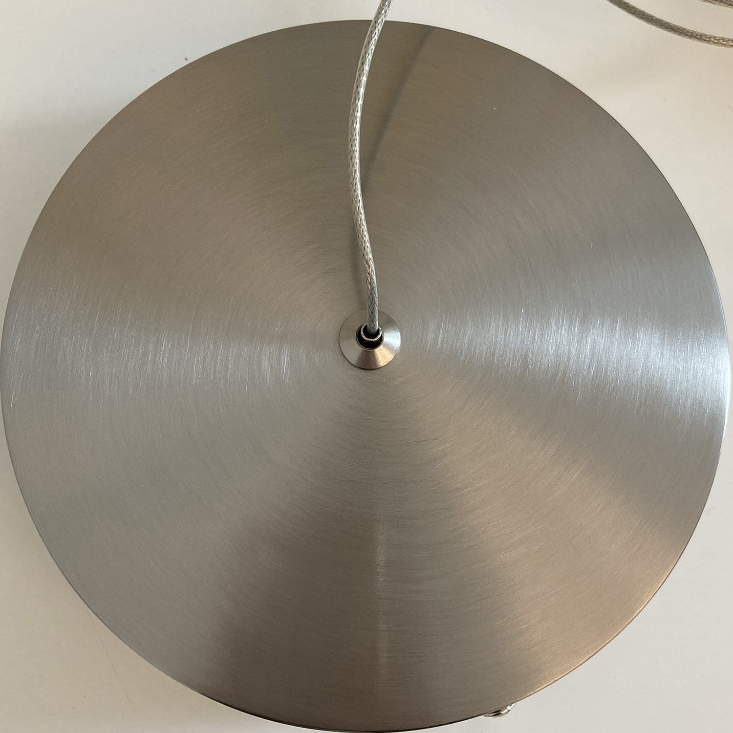 Lampa wisząca Circle 40+60+60 w kolorze niklu, widok z góry. Okrągła, metalowa podstawa z matowym wykończeniem, z zawieszeniem. W komplecie pilot do zdalnego sterowania. Idealna do nowoczesnych wnętrz.