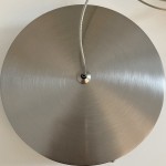 Lampa wisząca Circle 40+60+60 w kolorze niklu, widok z góry. Okrągła, metalowa podstawa z matowym wykończeniem, z zawieszeniem. W komplecie pilot do zdalnego sterowania. Idealna do nowoczesnych wnętrz.