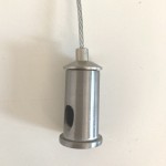 Element mocujący lampy wiszącej Circle 40+60+60, wykonany z niklu, z widoczną szczeliną i przymocowanym kablem. Kształt cylindryczny z okrągłą podstawą. Produkt w neutralnym otoczeniu.