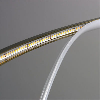 Lampa wisząca Circle Slim D80 w kolorze złotym, z detalem LED o mocy 19W. Widok z boku, ukazujący cienką, okrągłą konstrukcję oraz wyraźnie widoczne diody LED umieszczone wzdłuż krawędzi. Tło szare, minimalistyczne.