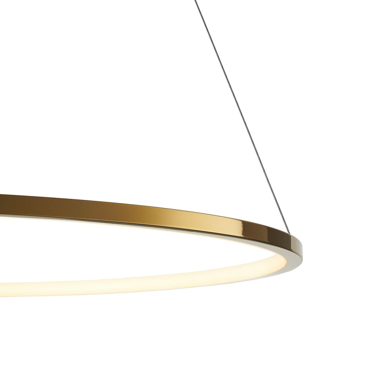 Złota lampa wisząca Circle Slim D80, zawieszona na cienkich linkach, z okrągłym, błyszczącym metalowym pierścieniem i wbudowanym źródłem światła LED, emituje ciepłe światło. Widoczny detal to elegancka krawędź lampy.