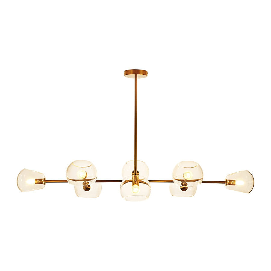 Wisząca lampa Cosmic z ośmioma gniazdami E14, w kolorze złotym, z przezroczystymi kloszami w kształcie kul. Produkt umieszczony w centralnej pozycji, z metalową konstrukcją i minimalistycznym designem.
