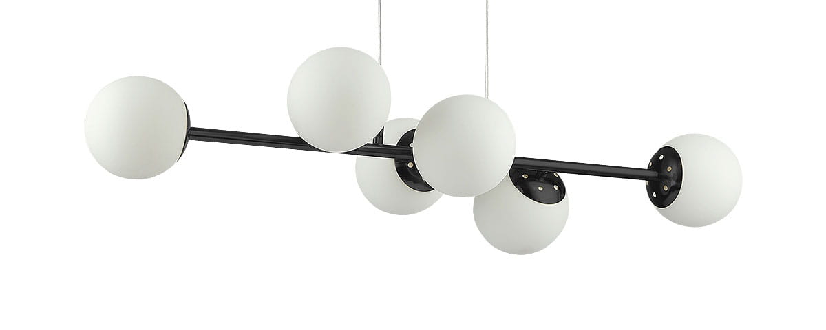 Lampa wisząca Bali w kolorze czarnym z sześcioma białymi kloszami w kształcie kul na poziomej rurze. Klosze wykonane z matowego szkła, zawieszone na cienkich przewodach. Wymiary i detale montażowe niewidoczne.