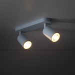 Livia lampa sufitowa (spot) 2xGU10 w kolorze niebieskim. Produkt zamontowany na suficie, z dwoma okrągłymi oprawami, skierowanymi w różne strony. Wykonana z metalu, z widocznymi źródłami światła wewnątrz. Prosta forma, idealna do nowoczesnych wnętrz.