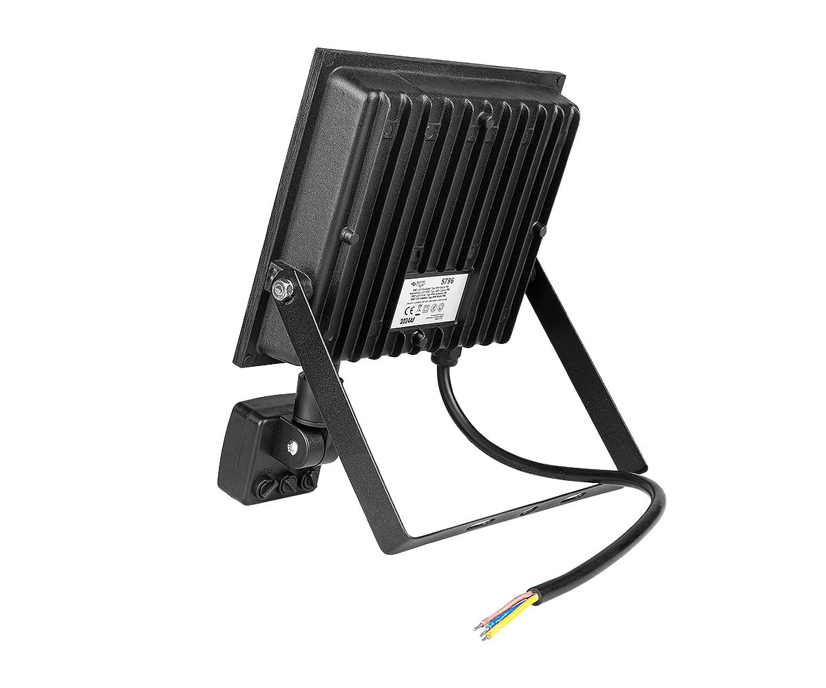 Naświetlacz LED halogen 50W z czujnikiem ruchu, kolor czarny, o mocy 4000 lumenów, w obudowie z żebrowanym radiatorze, z regulowanym stelażem. Widok z tyłu, z przewodami elektrycznymi. Klasa ochrony IP65.