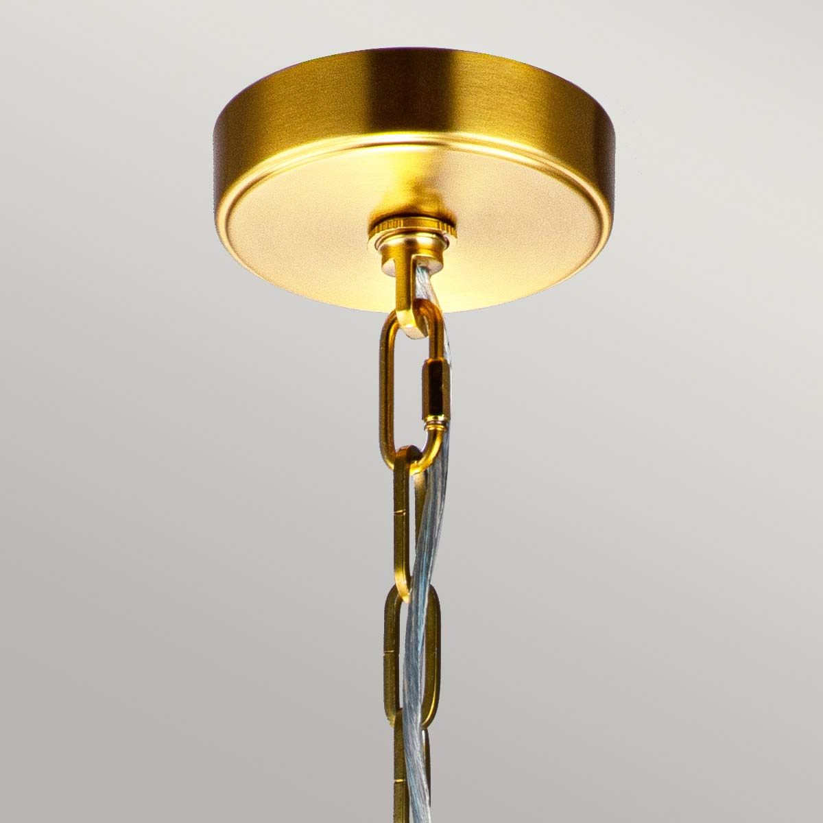 Lampa wisząca Nico XL z okrągłym, oksydowanym mosiężnym mocowaniem. Zawieszenie na metalowym łańcuchu z przezroczystym kablem. Prosty, elegancki design, idealna do nowoczesnych wnętrz.