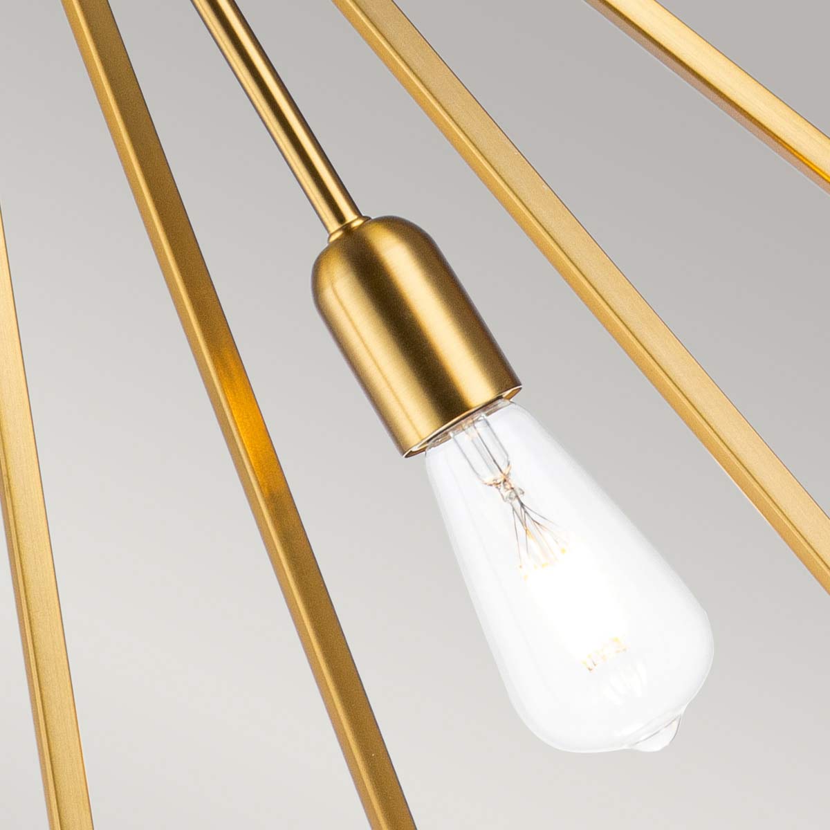 Lampa wisząca Nico XL z oksydowanego mosiądzu, z pojedynczym gniazdem E27. Widoczne detale to złoty uchwyt oraz przezroczysta żarówka w kształcie kropli, zawieszona na cienkim stelażu. Tło jasnoszare, minimalistyczne.