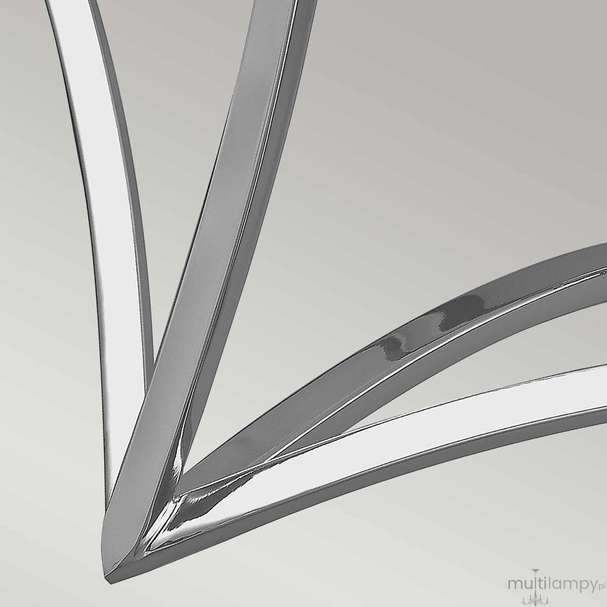 Lampa wisząca Nico XL w polerowanym chromie, z wyraźnymi, zakrzywionymi krawędziami. Ujęcie z bliska, ukazujące detal konstrukcji. Idealna do nowoczesnych wnętrz, z miejscem na żarówkę E27. Tło w neutralnym odcieniu.