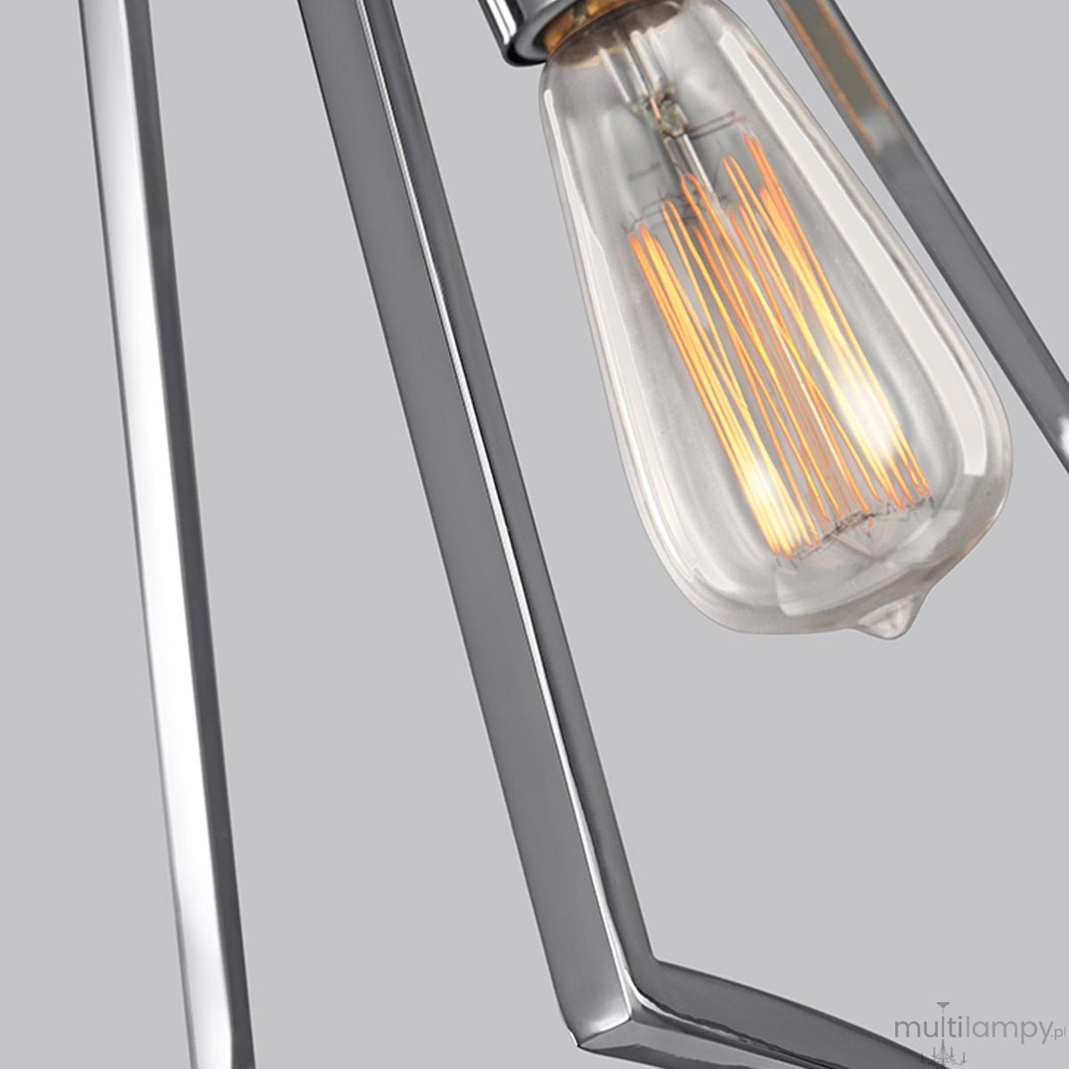 Lampa wisząca Nico XL z polerowanego chromu z widoczną żarówką E27. Ujęcie z bliska ukazuje detale metalowej konstrukcji oraz stylowy, szklany klosz z widoczną spiralą żarnika. Tło szare, skupiające uwagę na elemencie oświetleniowym.
