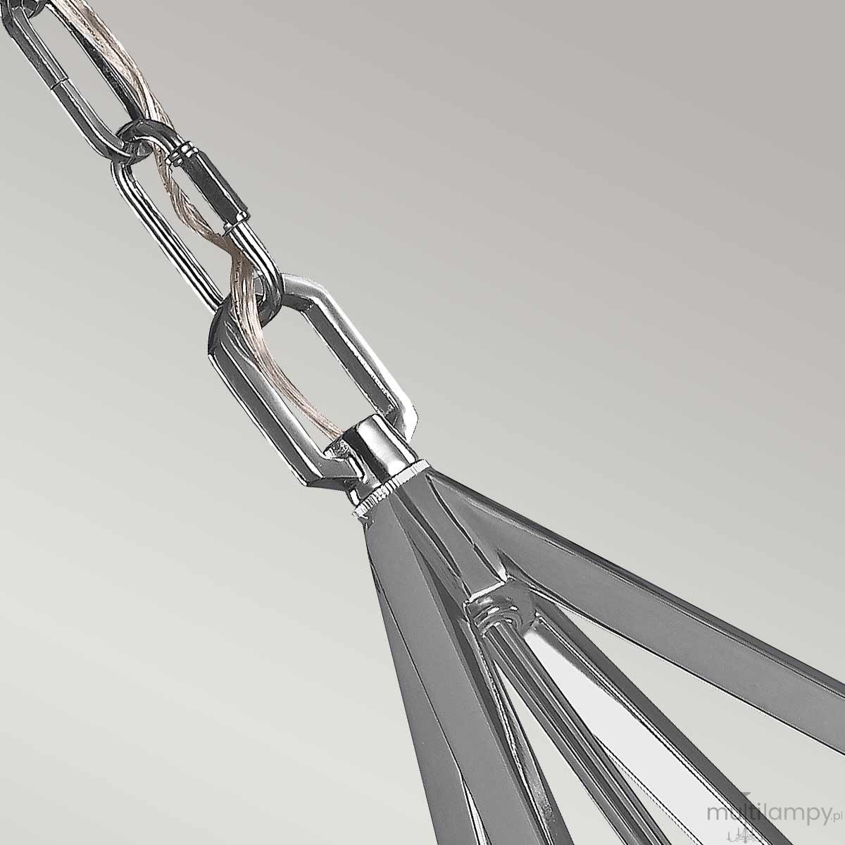 Lampa wisząca Nico XL w polerowanym chromie, z pojedynczym gwintem E27. Zbliżenie na element mocujący oraz linki. Kąt ujęcia ukazuje detale konstrukcji oraz połysk materiału. Tło w odcieniach szarości.