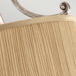 Lampa sufitowa Abbey 3xE27 w antycznym srebrze, z plisowanym kloszem w odcieniu beżowym. Widoczny detal klosza z widocznymi fałdami materiału, podkreślającym elegancki styl. Klosz umieszczony na ozdobnym uchwycie.