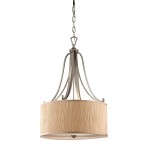 Lampa wisząca Abbey w antycznym srebrze z abażurem w kolorze beżowym. Posiada trzy gniazda E27. Ujęcie frontalne, zawieszona na łańcuszku. Abażur o żebrowanej fakturze, metalowa konstrukcja z delikatnymi zdobieniami.