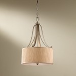 Wisząca lampa Abbey w antycznym srebrze z abażurem w kolorze jasnego beżu. Posiada dekoracyjne metalowe ramiona i okrągłą podstawę. Zawieszona na łańcuchu, idealna do aranżacji wnętrz w stylu klasycznym.
