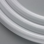 Złota lampa wisząca Fantasia z dwoma źródłami światła LED o mocy 35W, o eleganckim, minimalistycznym designie. Produkt widoczny z boku, zawieszony, na neutralnym tle, ukazuje detale wykończenia oraz strukturę materiału.