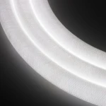 Lampa wisząca Fantasia D60 w czarnym kolorze, z podwójnym źródłem światła LED o mocy 34W. Widoczne są okrągłe kształty, delikatna tekstura oraz jasne oświetlenie. Produkt wiszący, podkreślający nowoczesny design.