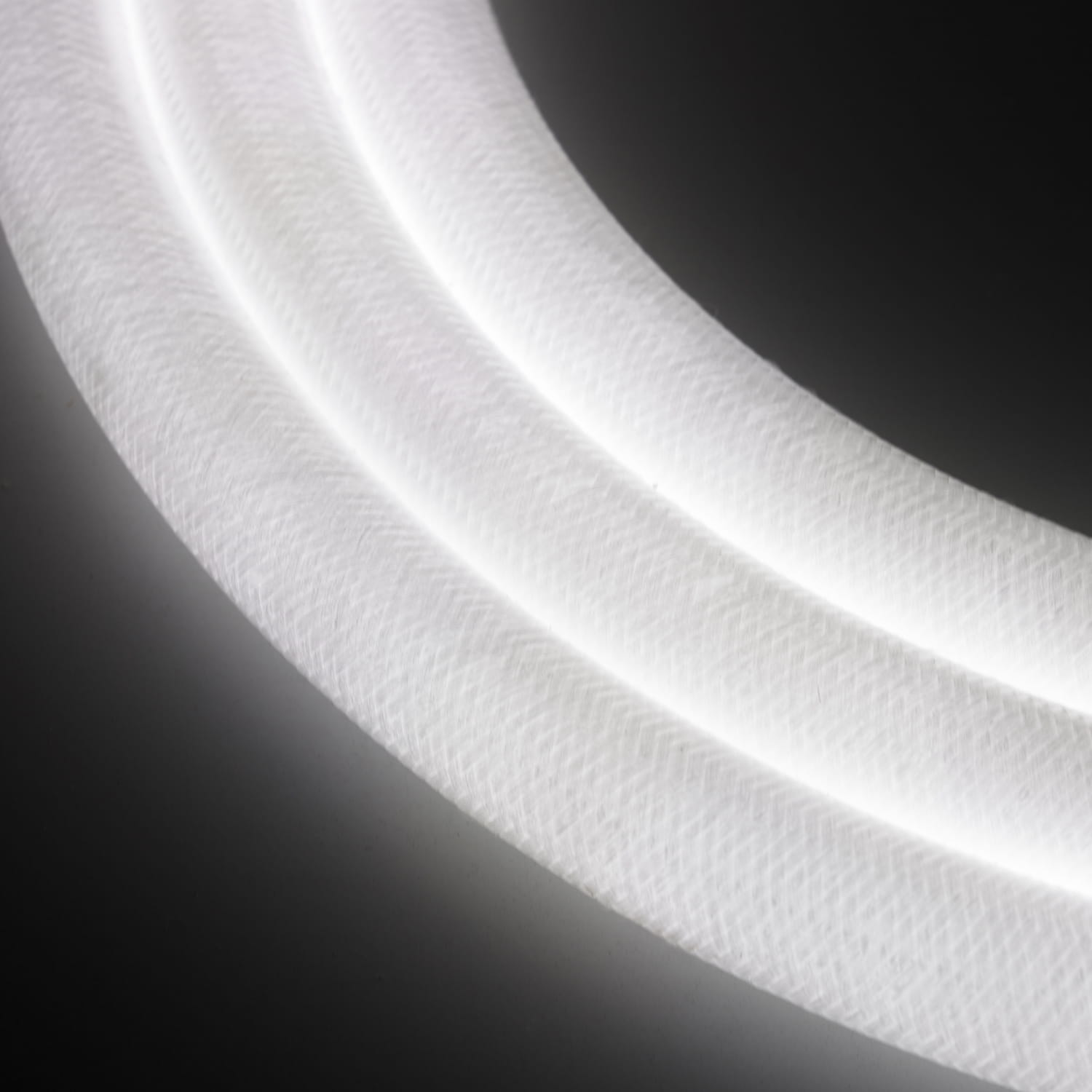 Lampa wisząca Fantasia D60 w kolorze złotym, z dwoma źródłami LED o mocy 34W. Ujęcie z bliska, skupione na białych, okrągłych elementach emitujących światło, na ciemnym tle. Dodatkowe detale, takie jak tekstura, nie są widoczne.