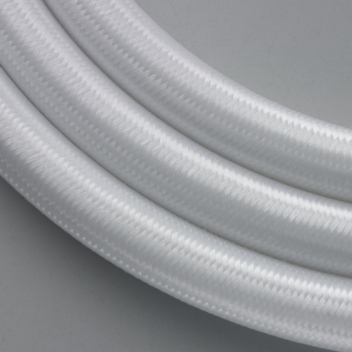 Kinkiet Fantasia 2xLED/34W w kolorze złotym, z elegancką, gładką powierzchnią i minimalistycznym designem. Produkt zamontowany na ścianie, z widocznymi źródłami światła LED. Tło jasne, co podkreśla jego styl.