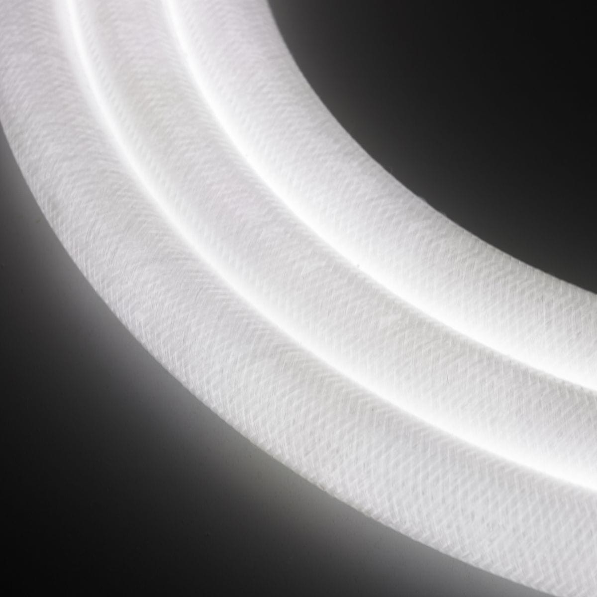 Kinkiet Fantasia 2xLED/34W w kolorze złotym, z dwoma delikatnymi, białymi paskami LED. Ujęcie z bliska, ukazujące fakturę materiału. Produkt zamontowany na tle o niskim kontraście, podkreślający elegancki design.