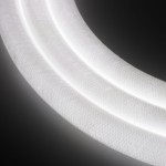 Kinkiet Fantasia 2xLED/34W w kolorze złotym, z dwoma delikatnymi, białymi paskami LED. Ujęcie z bliska, ukazujące fakturę materiału. Produkt zamontowany na tle o niskim kontraście, podkreślający elegancki design.
