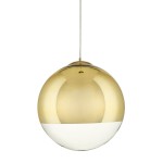 Lampa wisząca Flash D40 w kolorze złotym, z kloszem w kształcie dużej kuli, z połyskującym wykończeniem. Klosz łączy złotą górę z białą dolną częścią. Zawieszona na cienkim, metalowym przewodzie. Do zastosowania z żarówką E27.