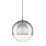 Lampa wisząca Flash D20 w chromowanym wykończeniu, kula o połyskującej powierzchni, z białą dolną częścią. Zawieszona na cienkim kablu, w frontalnym ujęciu, idealna do nowoczesnych wnętrz. Wymaga żarówki E27.