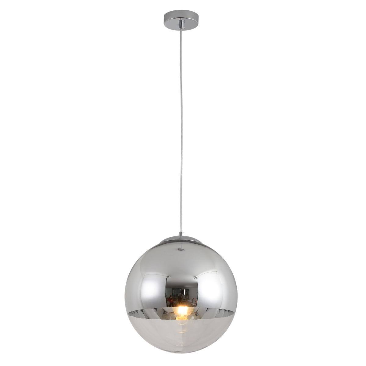 Lampa wisząca Flash D30 w chromie, z pojedynczym gniazdem E27. Okrągła, metaliczna kula z połyskującą powierzchnią, zawieszona na cienkim przewodzie. Widok frontalny, lampa emituje ciepłe światło. Proste tło podkreśla jej nowoczesny design.