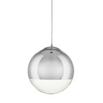 Lampa wisząca Flash D30 z chromowaną, okrągłą obudową, z białym dolnym fragmentem. Zawieszona na cienkim przewodzie, w perspektywie frontalnej. Przeznaczona na żarówkę E27, idealna do nowoczesnych wnętrz.