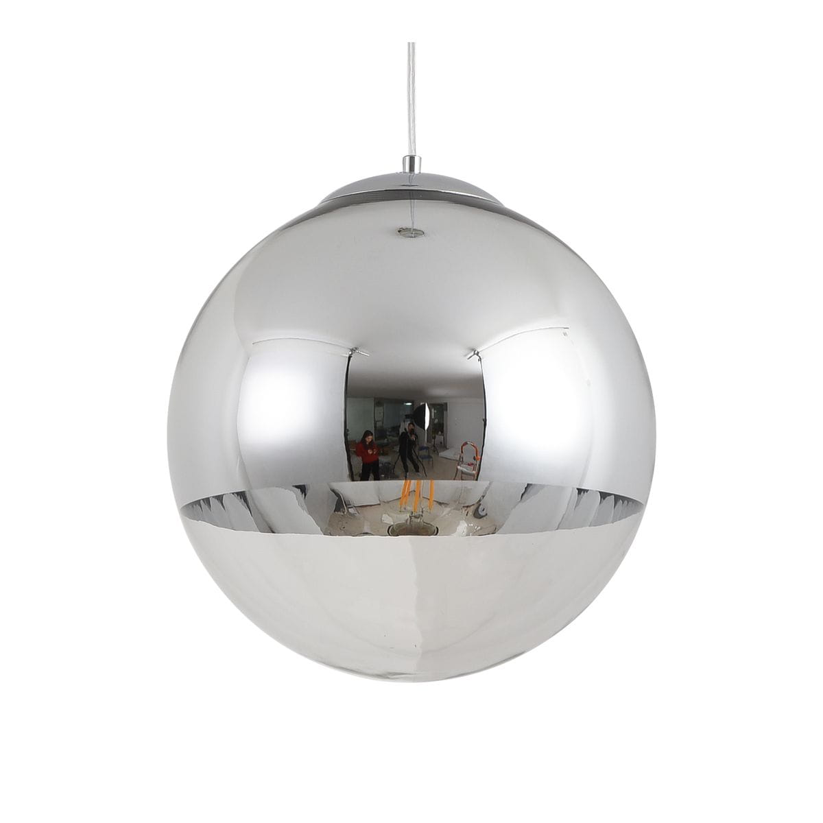 Lampa wisząca Flash D40 w chromowanym wykończeniu, okrągła, zawieszona na cienkim przewodzie. Powierzchnia lustrzana odbija otoczenie, co dodaje nowoczesnego charakteru. Wyposażona w gniazdo E27.