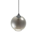Lampa wisząca Love Bomb w kolorze czarnym i szarym, z okrągłym kloszem w odcieniu dymnym. Produkt zawieszone na czarnym przewodzie, z miejscem na żarówkę E27, widoczny w centralnej części klosza. Wisi w pozycji pionowej.