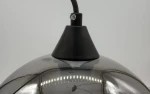 Lampa wisząca Love Bomb w kolorze czarnym i szarym z kloszem o kształcie półkuli. Ujęcie z bliska pokazuje czarny element mocujący oraz refleksy świetlne na szklanej powierzchni. Wtyk E27, idealna do nowoczesnych wnętrz.