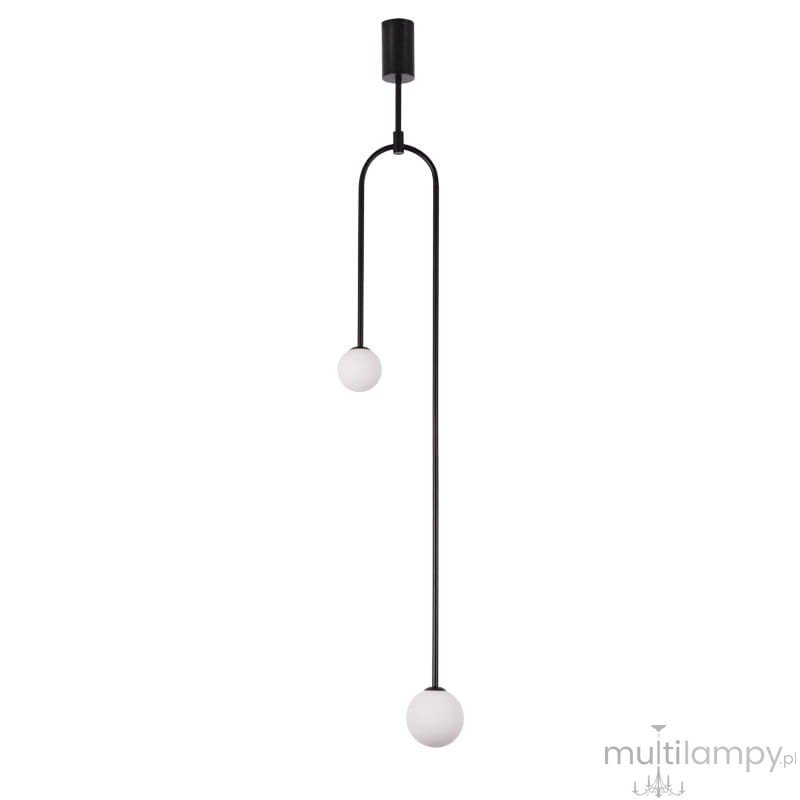 Lampa wisząca Loop 2xG9 w kolorze czarnym z minimalistycznym metalowym stelażem i dwoma okrągłymi kulami z białego szkła. Zawieszona w pionie, z górnym mocowaniem na suficie. Idealna do nowoczesnych wnętrz.