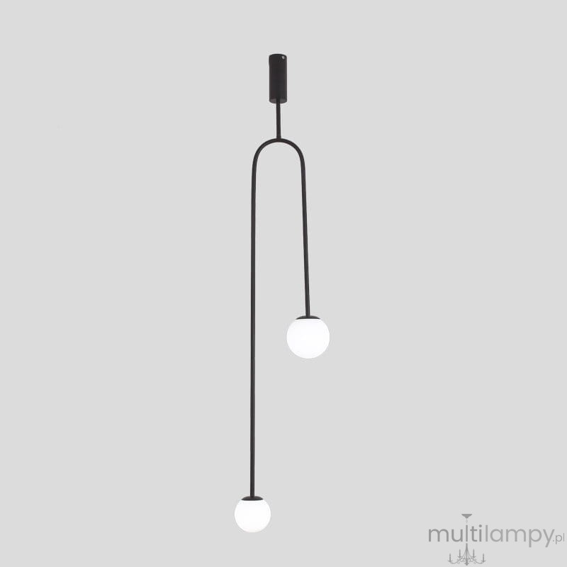 Czarna lampa wisząca Loop z dwoma oprawami G9. Posiada minimalistyczny, łukowaty kształt z dwiema okrągłymi, białymi kulami na końcach. Zawieszona na cienkim przewodzie z mocowaniem sufitowym, na szarym tle.