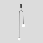 Czarna lampa wisząca Loop z dwoma oprawami G9. Posiada minimalistyczny, łukowaty kształt z dwiema okrągłymi, białymi kulami na końcach. Zawieszona na cienkim przewodzie z mocowaniem sufitowym, na szarym tle.