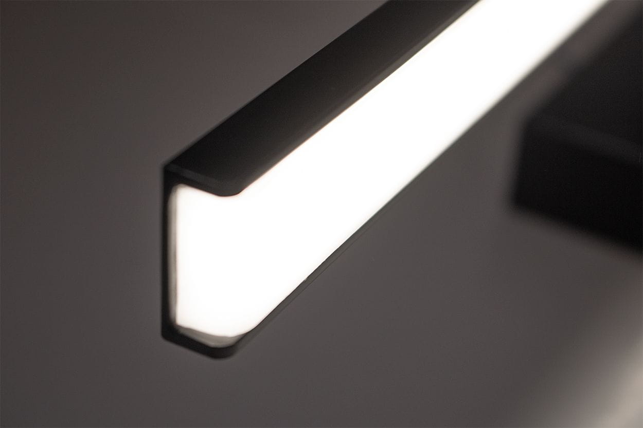 Czarny kinkiet łazienkowy Venus LED IP44 w formie prostokątnej, o długości 120 cm i mocy 24W. Widoczna biała, matowa oprawa LED, zamontowana na ścianie, z widokiem na krawędź i szczegóły wykończenia.