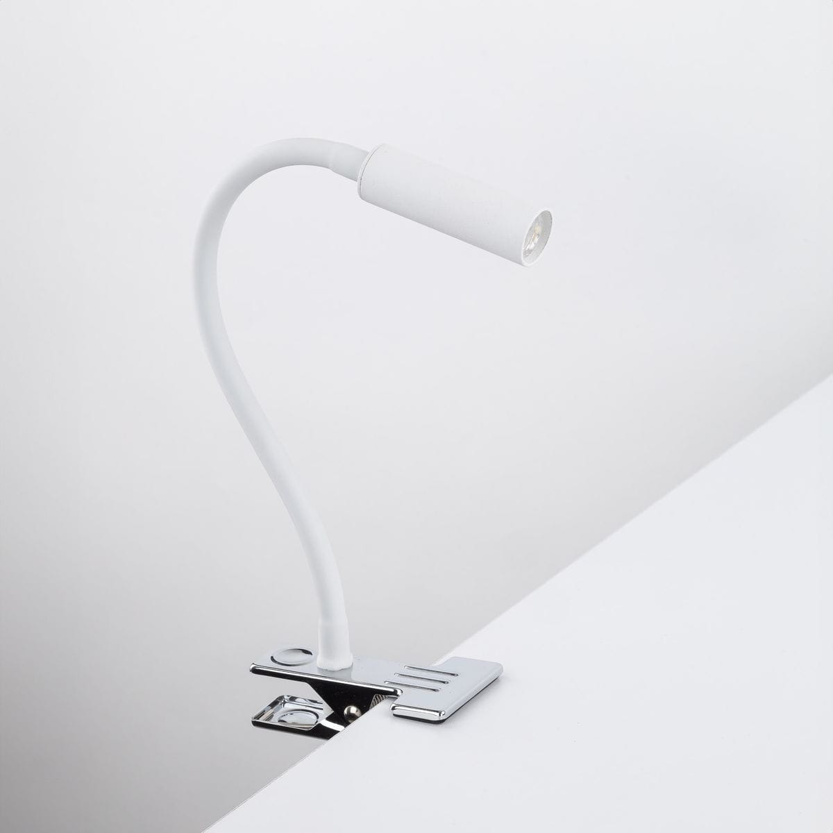 Lagos kinkiet z klipsem 1xG9 w kolorze białym i chromowanym, z elastycznym ramieniem, zamontowany na blacie. Lampa ma minimalistyczny design, z cylindryczną głowicą oświetleniową i metalowym uchwytem.