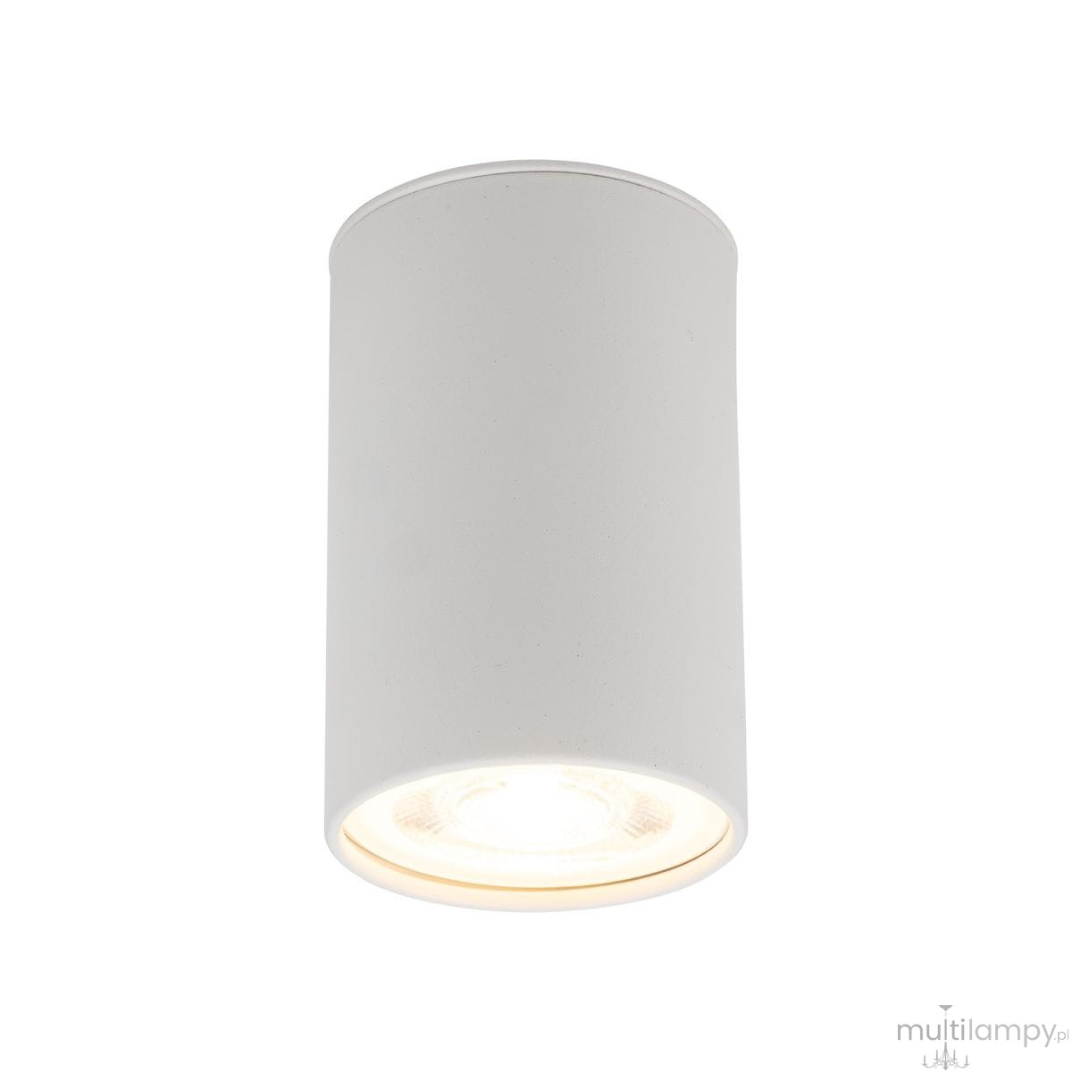 Biała lampa sufitowa w kształcie cylindrycznym, przeznaczona na jedną żarówkę GU10. Zainstalowana w pozycji wiszącej, z otwartym dołem, emitującym ciepłe światło. Gładka, matowa powierzchnia bez zdobień.