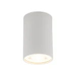 Biała lampa sufitowa w kształcie cylindrycznym, przeznaczona na jedną żarówkę GU10. Zainstalowana w pozycji wiszącej, z otwartym dołem, emitującym ciepłe światło. Gładka, matowa powierzchnia bez zdobień.