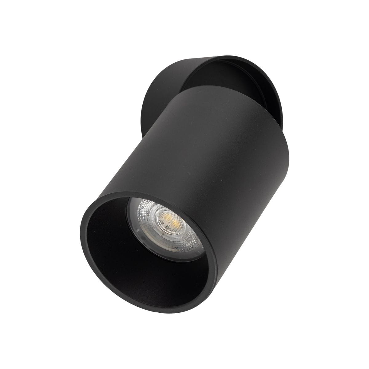 Czarna lampa sufitowa typu spot z jedną oprawą na żarówkę GU10. Produkt ma cylindryczny kształt i matową powierzchnię. Widoczny detal to soczewka wewnętrzna lampy, umieszczona pod kątem. Lampa zamontowana w pozycji poziomej.