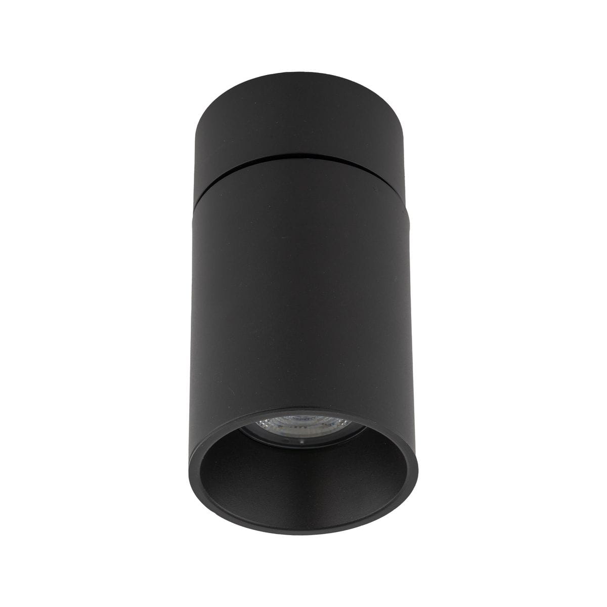 Czarna lampa sufitowa typu spot z jednym miejscem na żarówkę GU10. Okrągły, cylindryczny kształt z matowym wykończeniem. Ujęcie z dołu, ukazujące otwartą część, przez którą widoczna jest żarówka. Prosta konstrukcja, idealna do nowoczesnych wnętrz.
