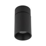 Czarna lampa sufitowa typu spot z jednym miejscem na żarówkę GU10. Okrągły, cylindryczny kształt z matowym wykończeniem. Ujęcie z dołu, ukazujące otwartą część, przez którą widoczna jest żarówka. Prosta konstrukcja, idealna do nowoczesnych wnętrz.