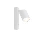 Biały kinkiet (spot) z jedną oprawą GU10, zamontowany na prostokątnej podstawie. Lampa z ruchomą głowicą, skierowaną w dół, z widocznym włącznikiem na bocznej krawędzi. Prosty, nowoczesny design, idealny do oświetlenia wnętrz.