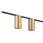 Lampa wisząca Lungo z trzema oprawami GU10 w kolorze czarnym i złotym. Cylindryczne klosze w złotym wykończeniu zawieszone na czarnym stelażu. Ujęcie frontalne, ukazujące elegancki design oraz położenie lampek na poziomej rurze.